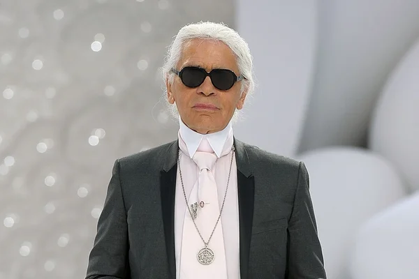 Camisas em tributo a Karl Lagerfeld serão vendidas no Brasil. Veja!