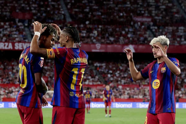 Com três gols de Raphinha, Barcelona bate Sevilla pelo Campeonato Espanhol - destaque galeria Com três gols de Raphinha, Barcelona bate Sevilla pelo Campeonato Espanhol - destaque galeria