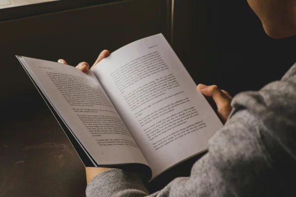Imagem de homem lendo um livro - Metrópoles