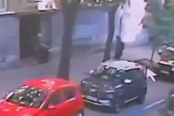 Imagem colorida, Vídeo flagra assassinato de ex-presidente do parlamento da Ucrânia - Metrópoles
