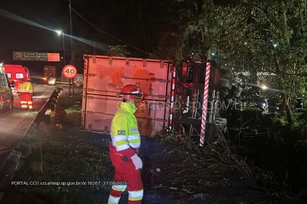 O óbito do motorista que ficou preso nas ferragens foi constatado no local. Acidente aconteceu neste domingo em uma rodovia em Cubatão (SP) - Metrópoles