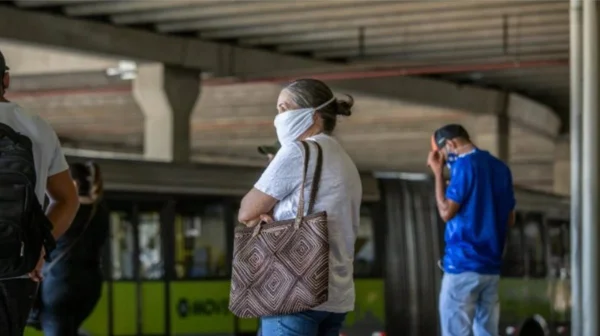 Frota mínima não é cumprida na greve de ônibus em BH e causa transtorno a passageiros