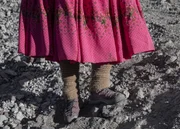 A indígena aimará Analia "Aliita" Gonzales usa saia tradicional e botas enquanto está no acampamento de altitude do monte Sajama A indígena aimará Analia "Aliita" Gonzales usa saia tradicional e botas enquanto está no acampamento de altitude do monte Sajama