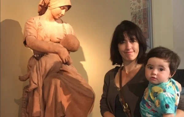 Mulher é proibida de amamentar em museu repleto de estátuas nuas