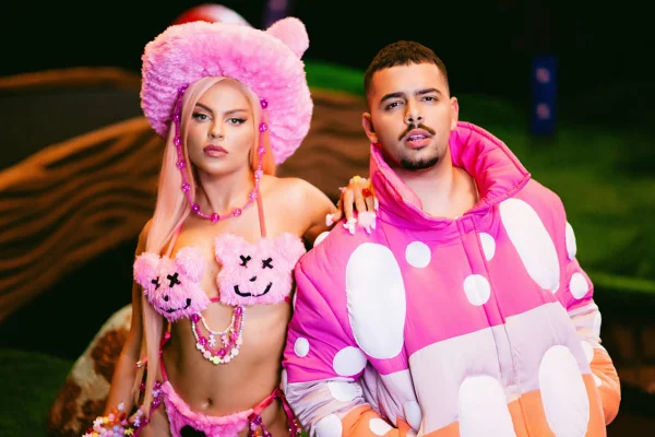 Imagem colorida de Luísa Sonza e Pedro Sampaio para o clipe de Atenção - Metrópoles