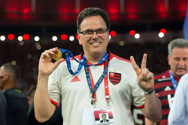 Rodrigo Dunshee com uniforme do Flamengo e medalha