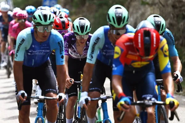 Foto colorida de uma prova de ciclismo - Metrópoles