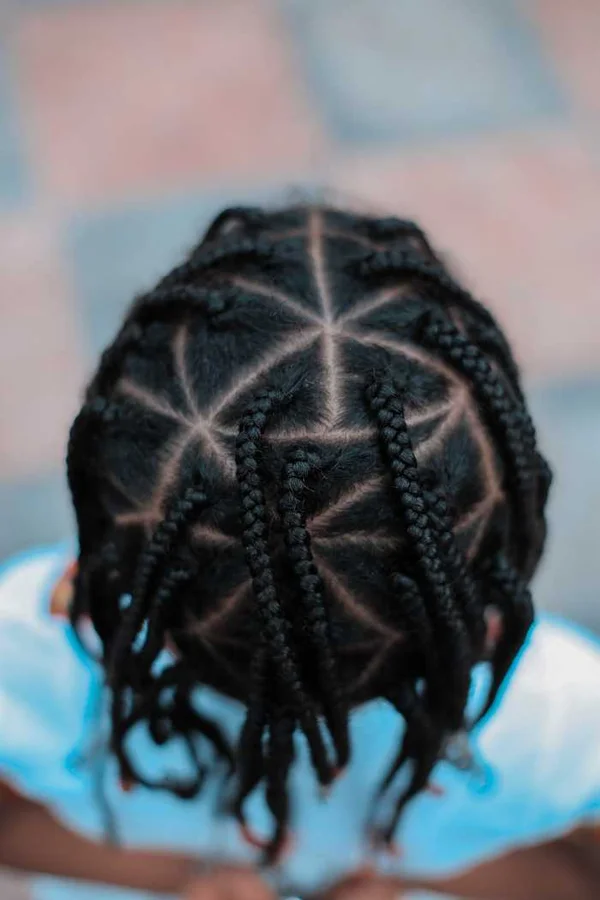 Mulher negra é demitida após se recusar a retirar tranças afro