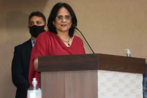 Damares defende veto de Bolsonaro: “Prioridade é vacina ou absorvente?”