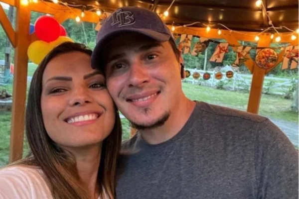 A cantora gospel Heloísa Rosa e o marido, Marcus Grubert posam juntos e sorridentes para selfie - Metrópoles