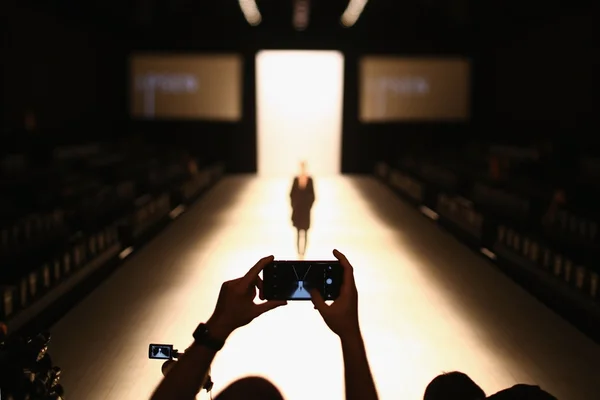 Celular em cenário de desfile de moda
