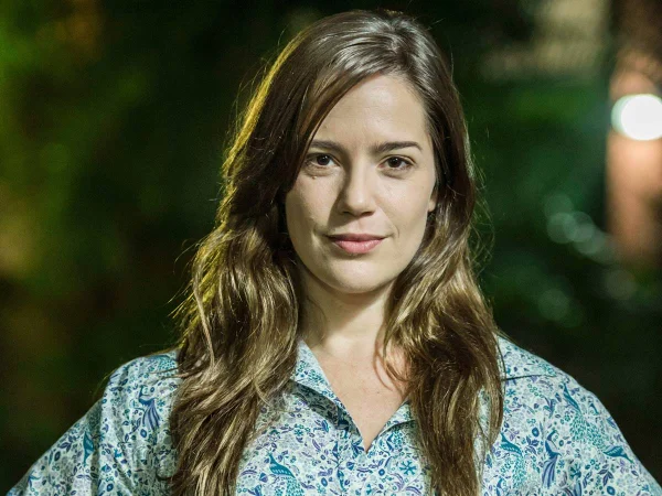 Natália Lage com camisa em tons de azul - Metrópoles