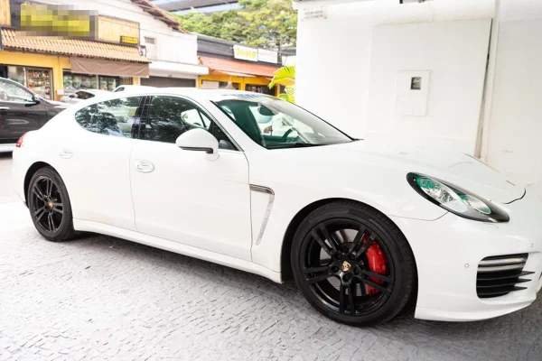 Foto colorida de Porsche branco