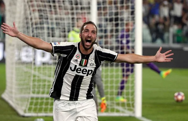 Higuaín aconselha Messi a não ir para a Premier League: “Te chutam o tempo todo”