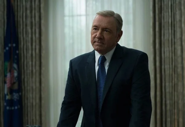 Kevin Spacey pede desculpas por assédio e revela ser gay