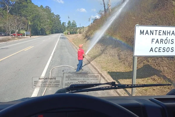 Imagens mostram homem combatendo incêndio às margens de rodovia no interior de SP