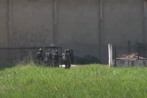 Imagem colorida mostra Policiais entram em presídio no Acre após rebelião - Metrópoles