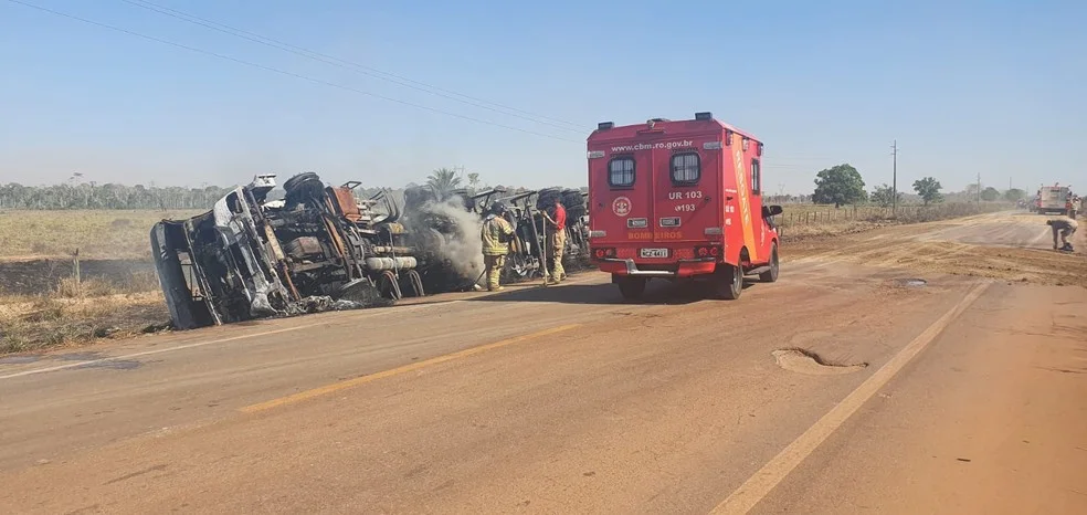 Acidente entre um ônibus e um caminhão-tanque carregado de óleo diesel em Rondônia Acidente entre um ônibus e um caminhão-tanque carregado de óleo diesel em Rondônia