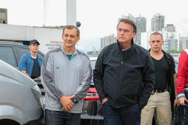 Bolsonaro é multado por não usar máscara em visita ao litoral paulista