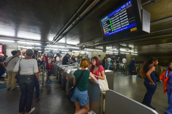 Durante as madrugadas de sexta-feira (13/2) até segunda-feira (16/2), os trens do Metrô e CPTM terão operação especial de Carnaval - Metrópoles