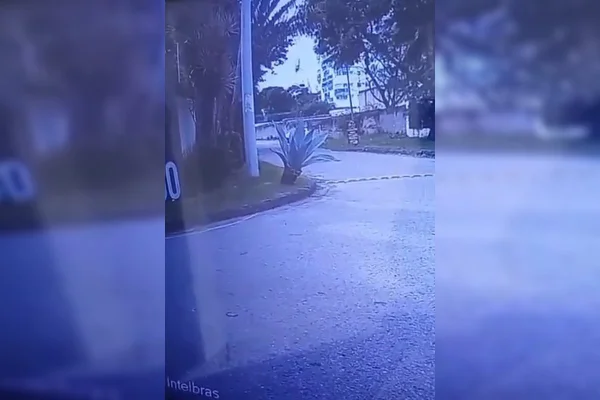 Reprodução de imagem colorida de helicóptero caindo no Recreio dos Bandeirantes, no Rio de Janeiro - Metrópoles