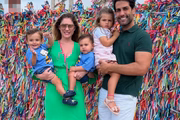 Bárbara Evans, o marido e os filhos posam durante viagem à Bahia