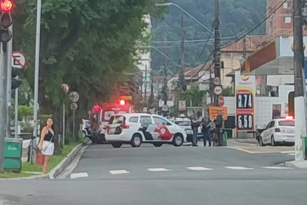 Imagem colorida de viaturas da PM bloqueando via em Santos. Metrópoles