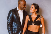 Carol Peixinho e Thiaguinho posam juntos e sorridentes