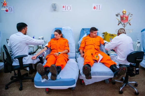 Com o objetivo de abastecer os estoques de sangue da Fundação Hemocentro de Brasília (FHB), o Corpo de Bombeiros Militar do Distrito Federal (CBMDF) e a Polícia Militar do Distrito Federal (PMDF) participaram da campanha de doação de sangue. Em entrevista ao Metrópoles o presidente da FHB, Osnei Okumoto, afirmou que, desde o final do ano passado, as reservas do hemocentro da capital sofreram uma queda significativa e estão abaixo do padrão esperado.