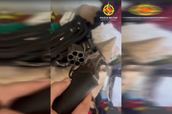 Imagem de um revólver calibre 38 sem munições, na mão de um policial