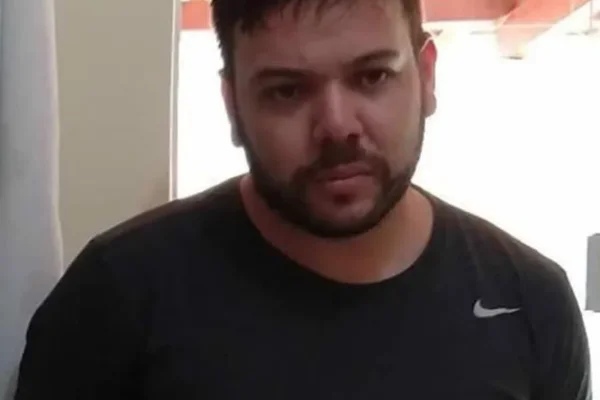 Imagem colorida de um homem branco vestido com uma camiseta preta - Metrópoles
