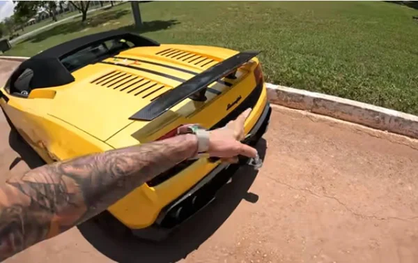 Lamborghini amarela