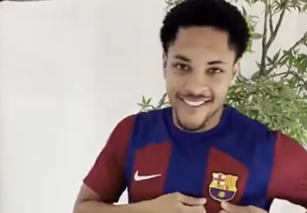 Vitor Roque com a camisa do Barcelona - Metrópoles
