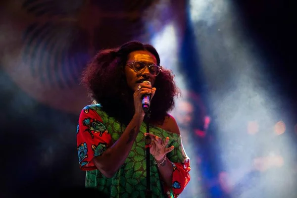 Liniker testa positivo para Covid e cancela show gratuito em São Paulo