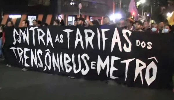 Manifestantes ocupam ruas do centro contra tarifas do transporte