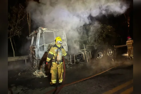 Carreta é destruída pelo fogo na BR-040, em Ressaquinha (MG)