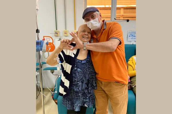 Foto de um casal de idosos se abraçando