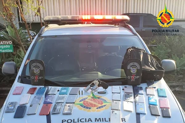 Viatura da PMDF com bens recuperados após prisão de assaltantes em Taguatinga - Metrópoles