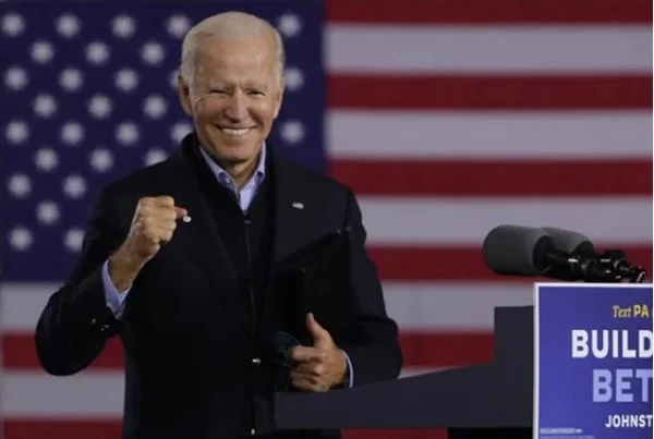 Joe Biden, presidente dos Estados Unidos. Ele usa terno escuro e camiseta clara. Ele tem cabelos brancos- Metrópoles