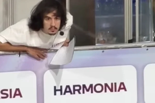 Imagem colorida de jurado no sambódromo de São Paulo - Metrópoles