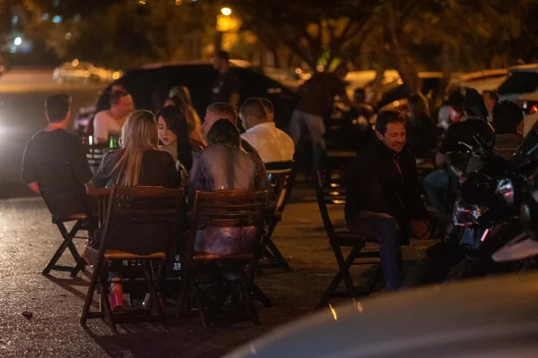 bar lotado
