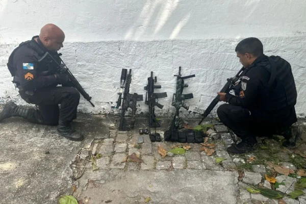 Imagem colorida do Material apreendido no Rio de Janeiro após tiroteio na Comunidade da Covanca - Metrópoles