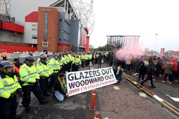 Torcedores do United bloqueiam ônibus do Liverpool em novos protestos