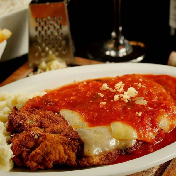 Restaurante dará parmegianas de graça para clientes vestidos de Papai Noel