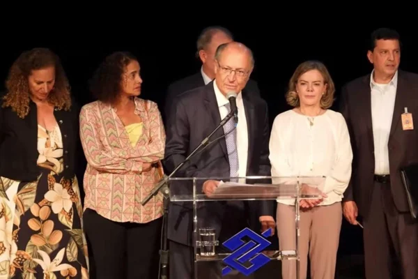 Foto colorida mostra o vice-presidente eleito Geraldo Alckmin (PSB) e outros componentes da equipe de transição do presidente eleito Lula (PT) em coletiva de imprensa no Centro Cultural Banco do Brasil (CCBB)
