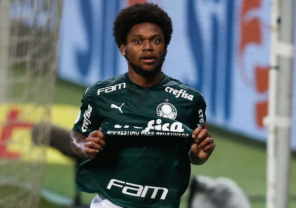 Luiz Adriano rescinde contrato com Palmeiras
