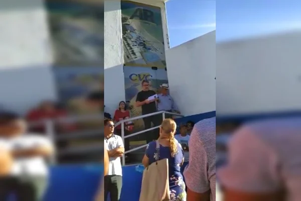 Homem lê comunicado de demissão em massa na Bahia