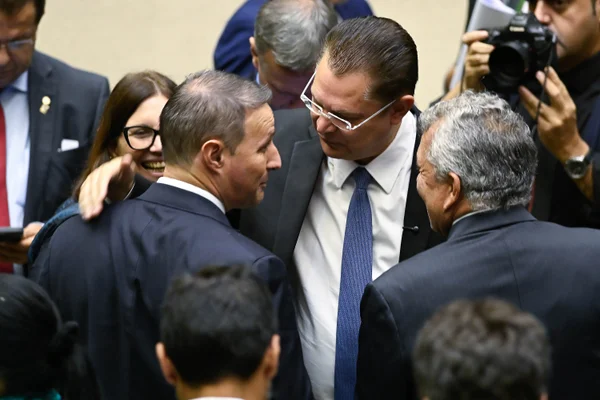 O deputado Guilherme Derrite (PP-SP) conversa Sóstenes Torres, Alfredo Gaspar e Alberto Fraga durante sessão no plenário da Câmara dos deputados Metrópoles 4