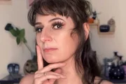 Sigrid Laufey é dubladora, cantora, atriz, narradora e professora de canto. Emprestou a voz à personagens como: Ayano Aishi (na série e nos curtas de Yandere Simulator) e Columbina (nos comerciais de Genshin Impact), onde também canta a versão em português da música tema da personagem. Sigrid Laufey é dubladora, cantora, atriz, narradora e professora de canto. Emprestou a voz à personagens como: Ayano Aishi (na série e nos curtas de Yandere Simulator) e Columbina (nos comerciais de Genshin Impact), onde também canta a versão em português da música tema da personagem.