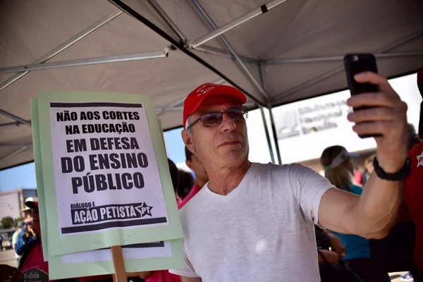 Diversas cidades brasileiras têm atos em defesa da Educação. Veja